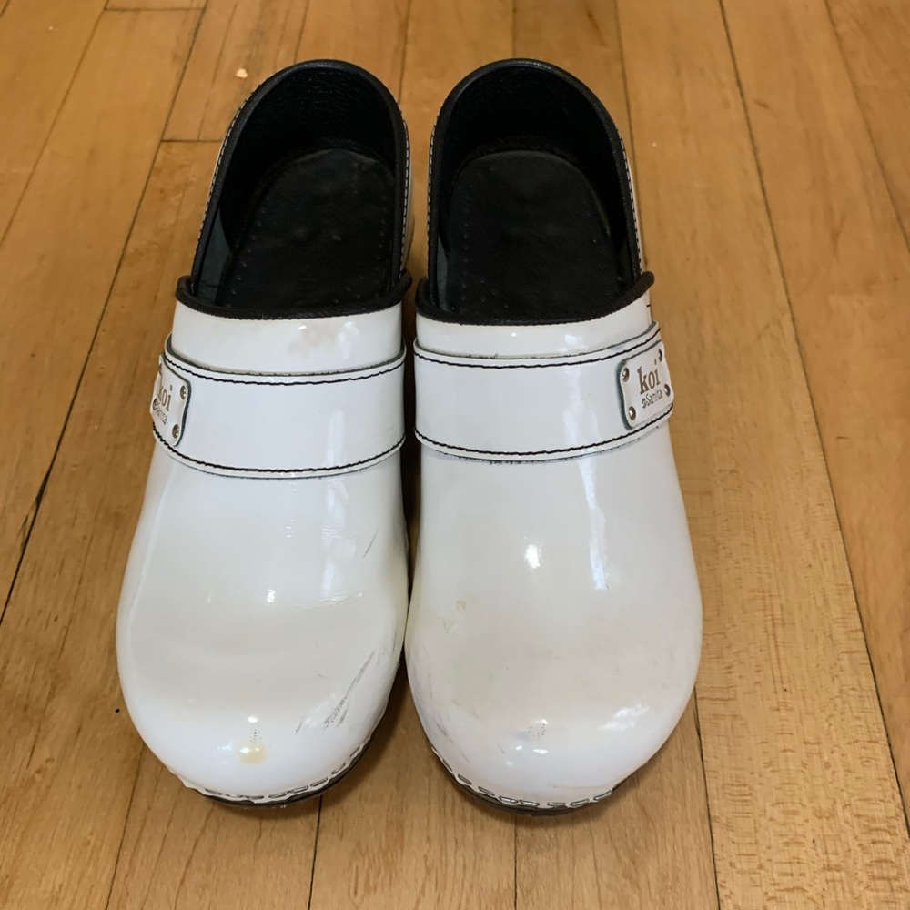 White sanita koi nursing shoes barley worn